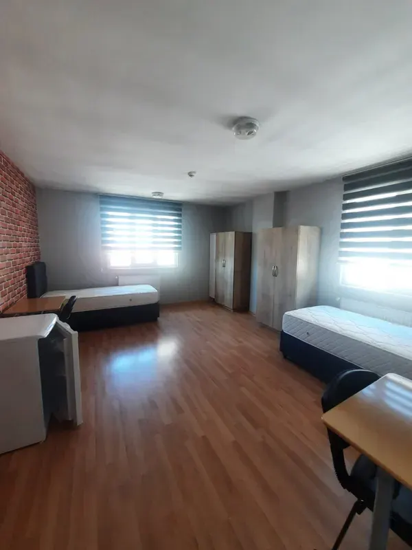 Double room with practical furniture and study desk in Academia Seyrantepe residence