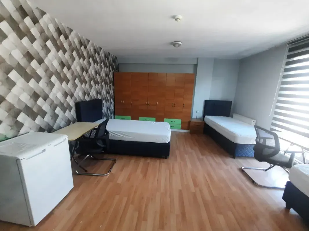 Double room with modern design and excellent lighting in Seyrantepe residence